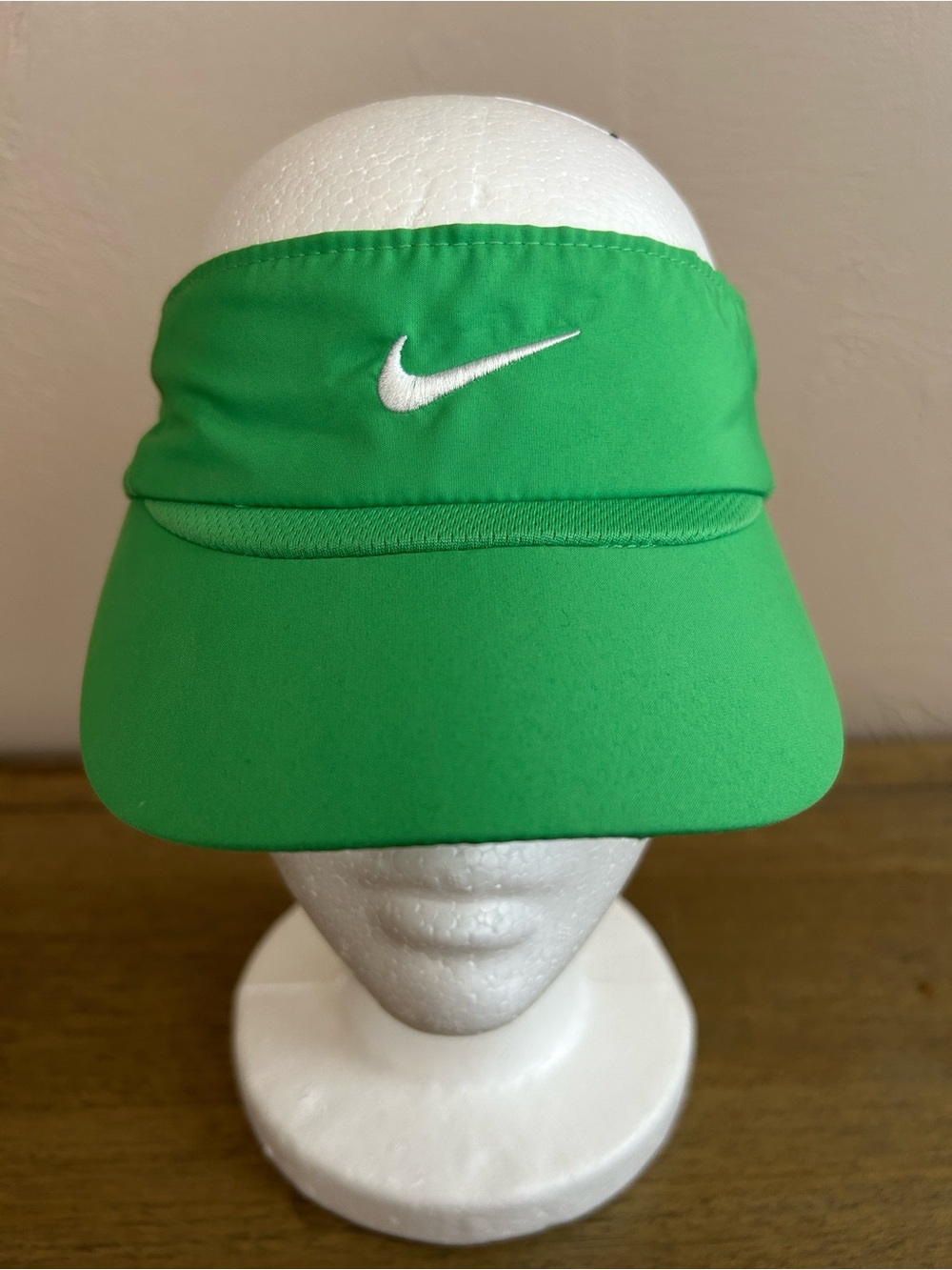 Nike Dri Fit  Athletic Featherlight Bright Green Visor with White Swoosh. Golf.